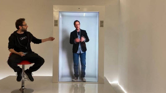 מערכת DeepFrame מאפשרת להציג דמויות ומוצרים בגודל כמעט מציאותי, המשתלבים עם הסביבה שמאחוריה — חוויית Mixed Reality ללא משקפיים.